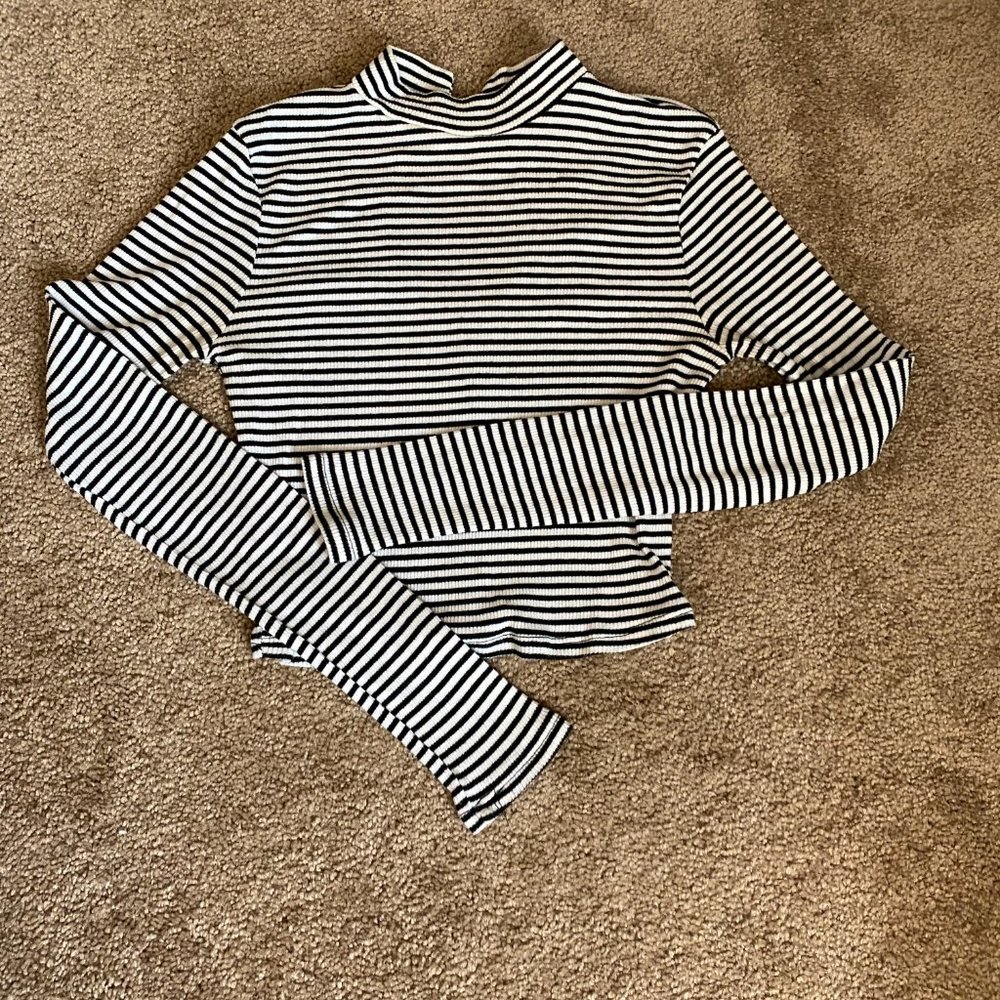 Charlotte Russe Long Sleeve Crop Top Black and White Stripped Fun Back
